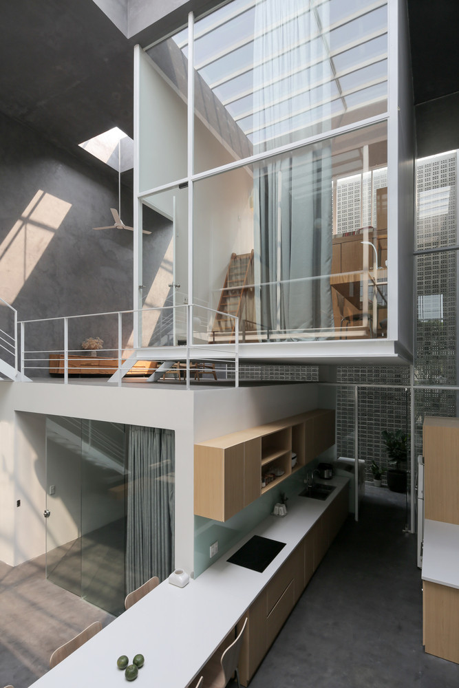 Theo đó, các phòng ngủ được “treo” lơ lửng, giữa là các khoảng trống sử dụng làm các không gian sinh hoạt chung. Ảnh: Hoang Le