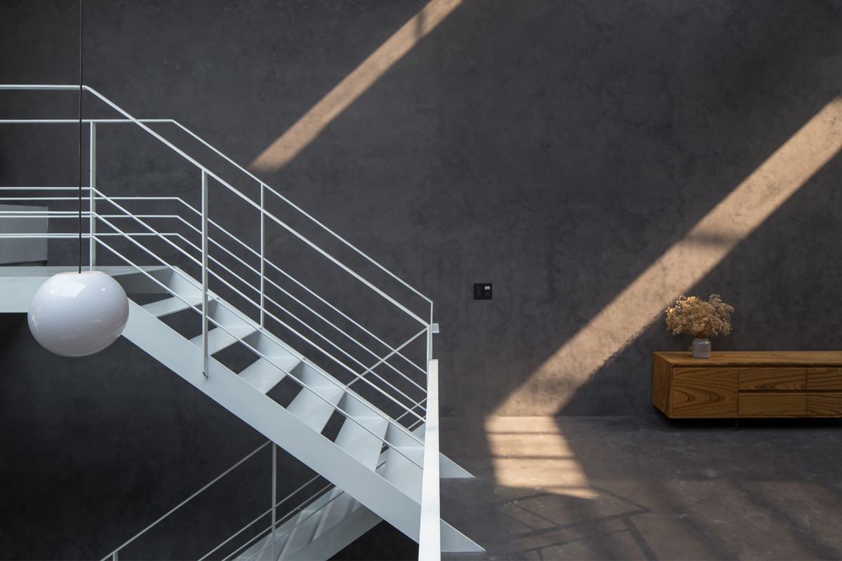 Cầu thang bay thanh mảnh, phù hợp với tổng thể chung thoáng đãng của ngôi nhà. Ảnh: Hoang Le