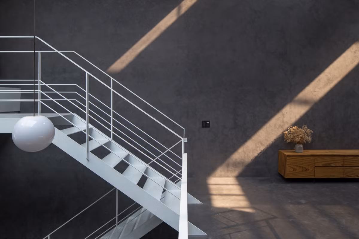 Cầu thang bay thanh mảnh, phù hợp với tổng thể chung thoáng đãng của ngôi nhà. Ảnh: Hoang Le