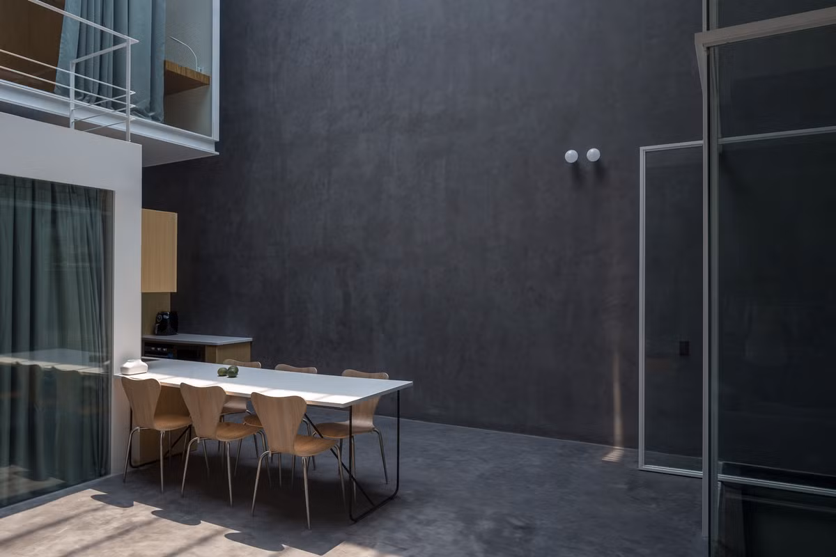  Thiết kế nhà hướng tới sự đơn giản, hiện đại, được thể hiện qua việc tối giản đồ nội thất, đảm bảo đủ tiện nghi. Ảnh: Hoang Le