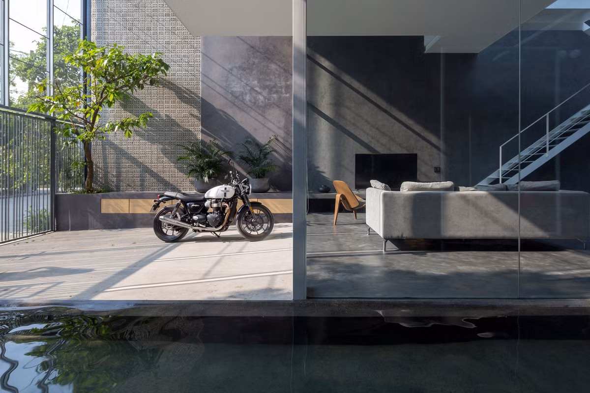 Cửa kính giúp không gian bên trong và bên ngoài gần nhau hơn. Ảnh: Hoang Le