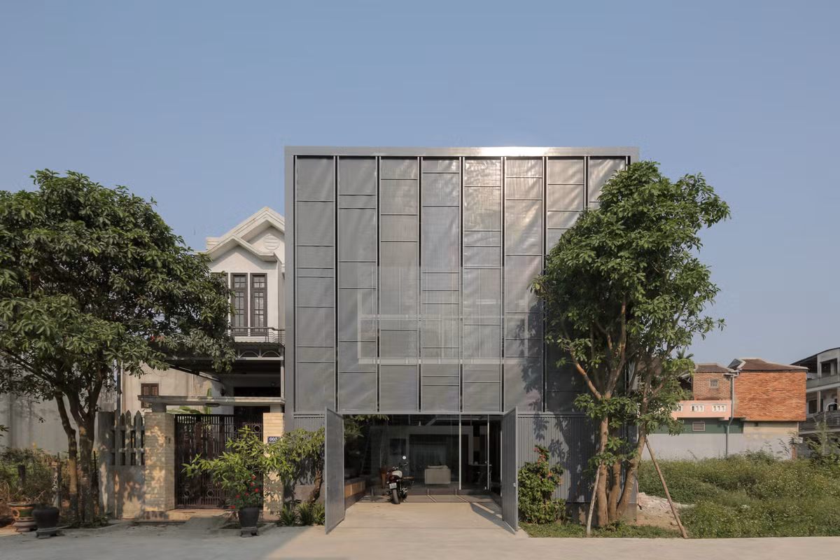 Để thích ứng tốt nhất với khí hậu nắng gió khắc nghiệt của miền Trung, kiến trúc sư thiết kế một "khối hộp" kích thước 8x20x9m trên toàn bộ diện tích khu đất. Ảnh: Hoang Le