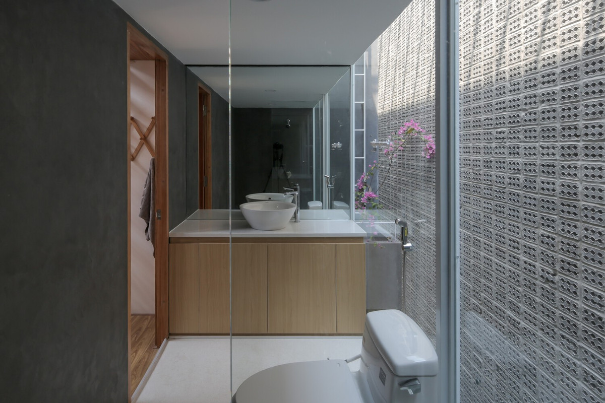 Phòng tắm thoáng sáng, đầy đủ công năng. Ảnh: Hoang L