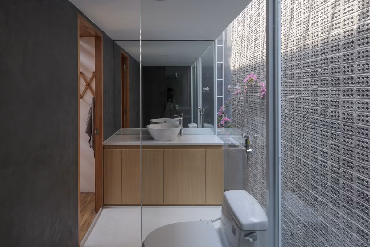 Phòng tắm thoáng sáng, đầy đủ công năng. Ảnh: Hoang L