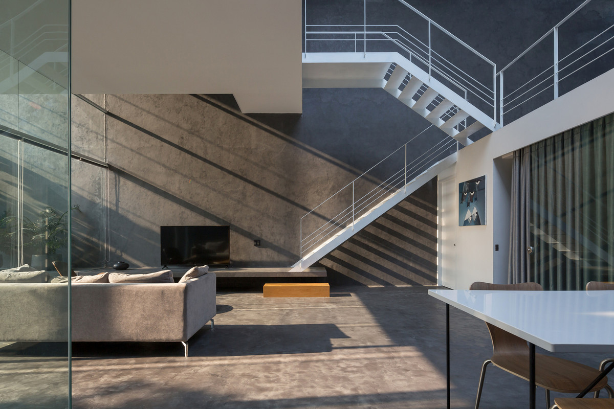 Phòng khách thô mộc ngập tràn ánh sáng tự nhiên. Ảnh: Hoang Le