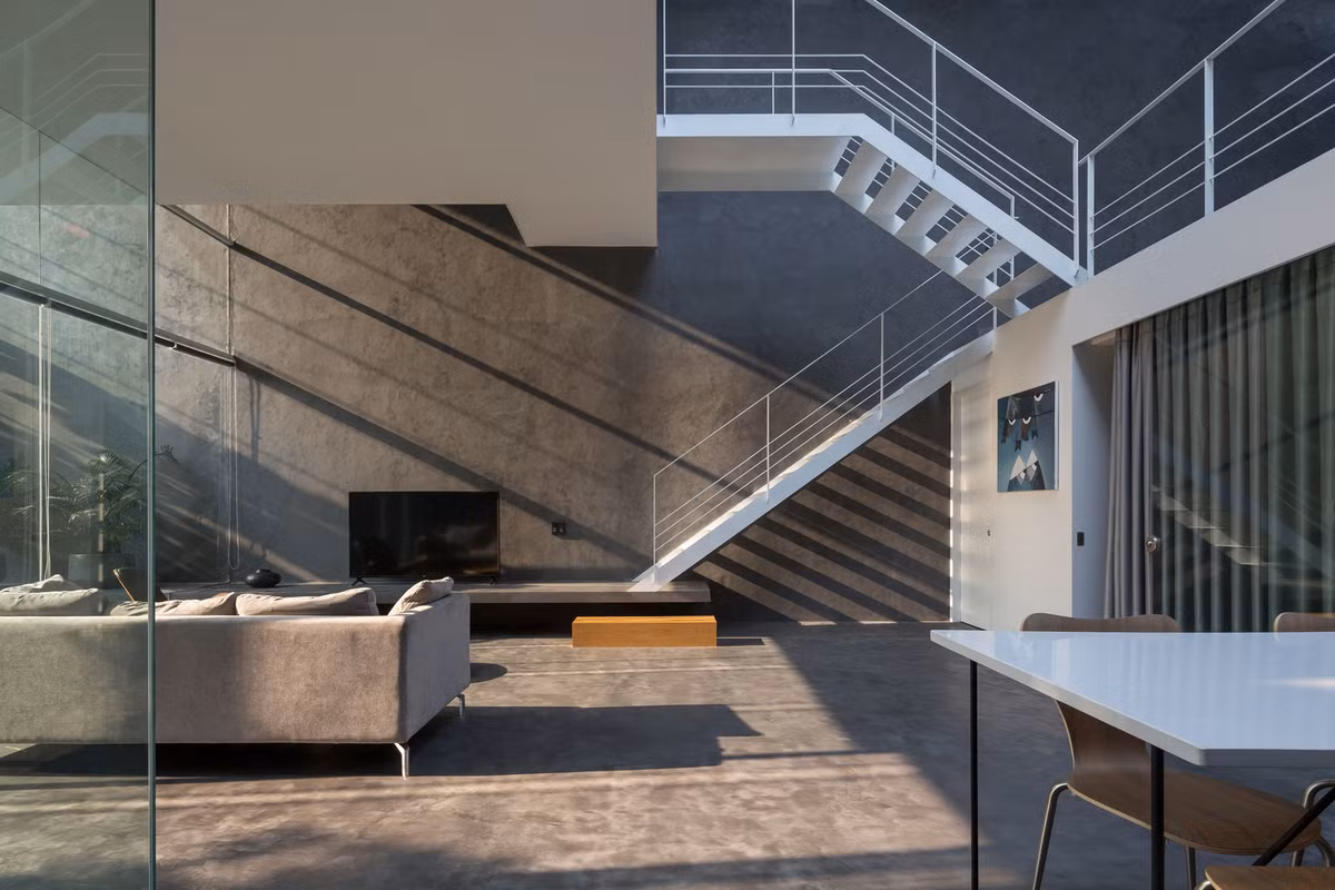 Phòng khách thô mộc ngập tràn ánh sáng tự nhiên. Ảnh: Hoang Le