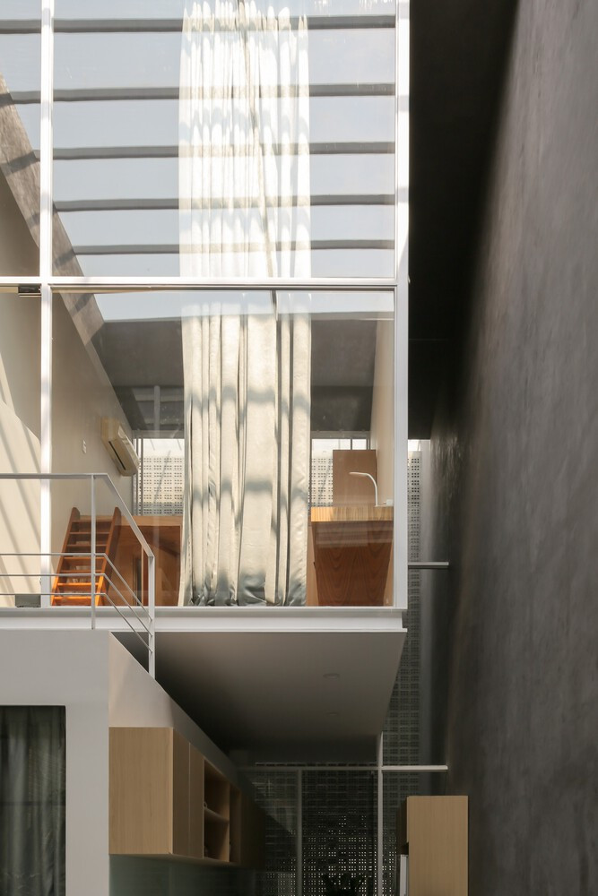 Những khoảng mở được tạo ra bởi khoảng thông tầng, giếng trời và hệ cửa kính toàn phần. Ảnh: Hoang Le