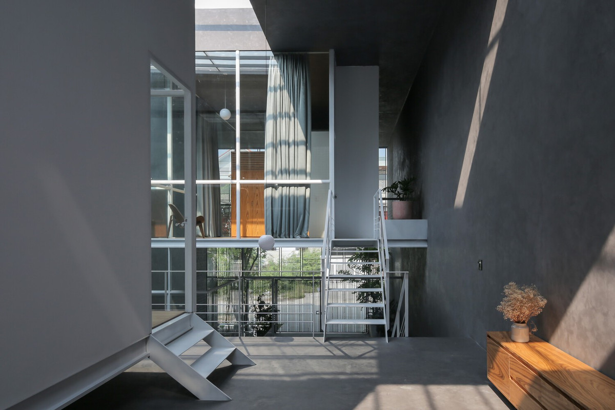 Phía trước và phía sau nhà sử dụng lưới thép đục lỗ và gạch lỗ không nung nhằm tạo sự riêng tư nhưng vẫn đảm bảo thông gió. Ảnh: Hoang Le