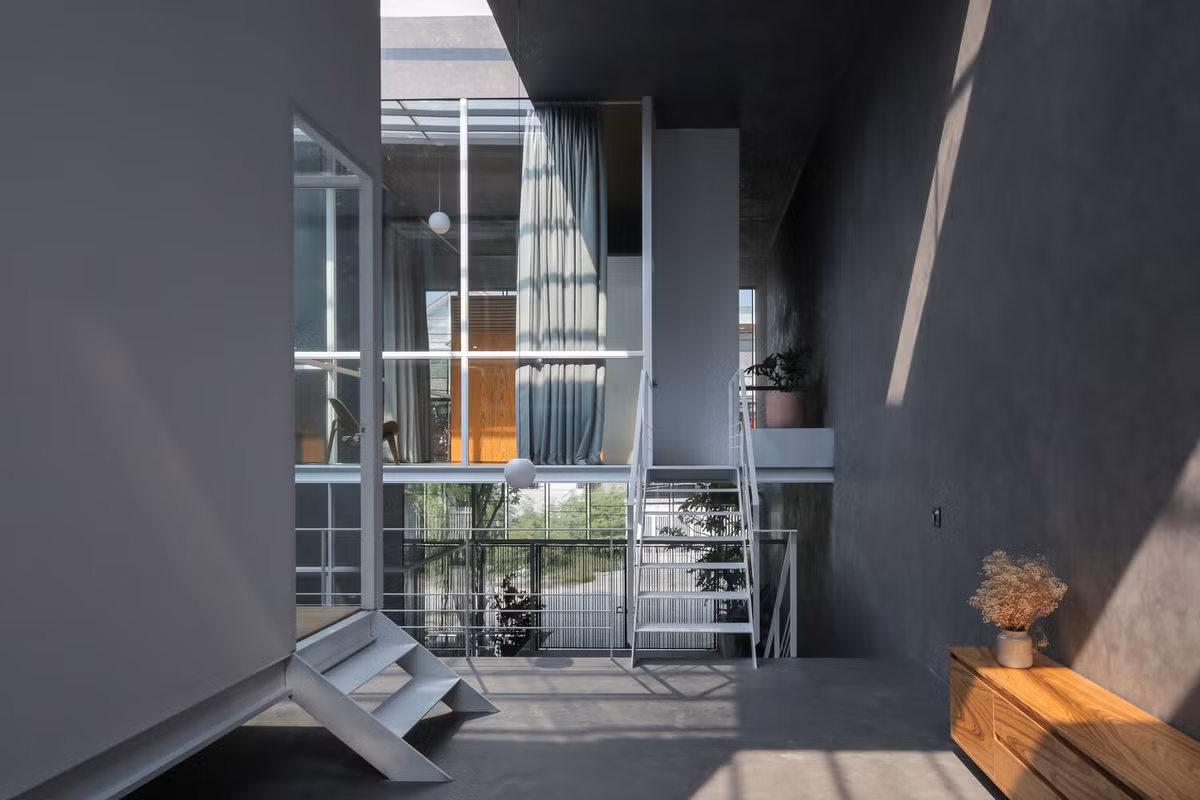 Phía trước và phía sau nhà sử dụng lưới thép đục lỗ và gạch lỗ không nung nhằm tạo sự riêng tư nhưng vẫn đảm bảo thông gió. Ảnh: Hoang Le