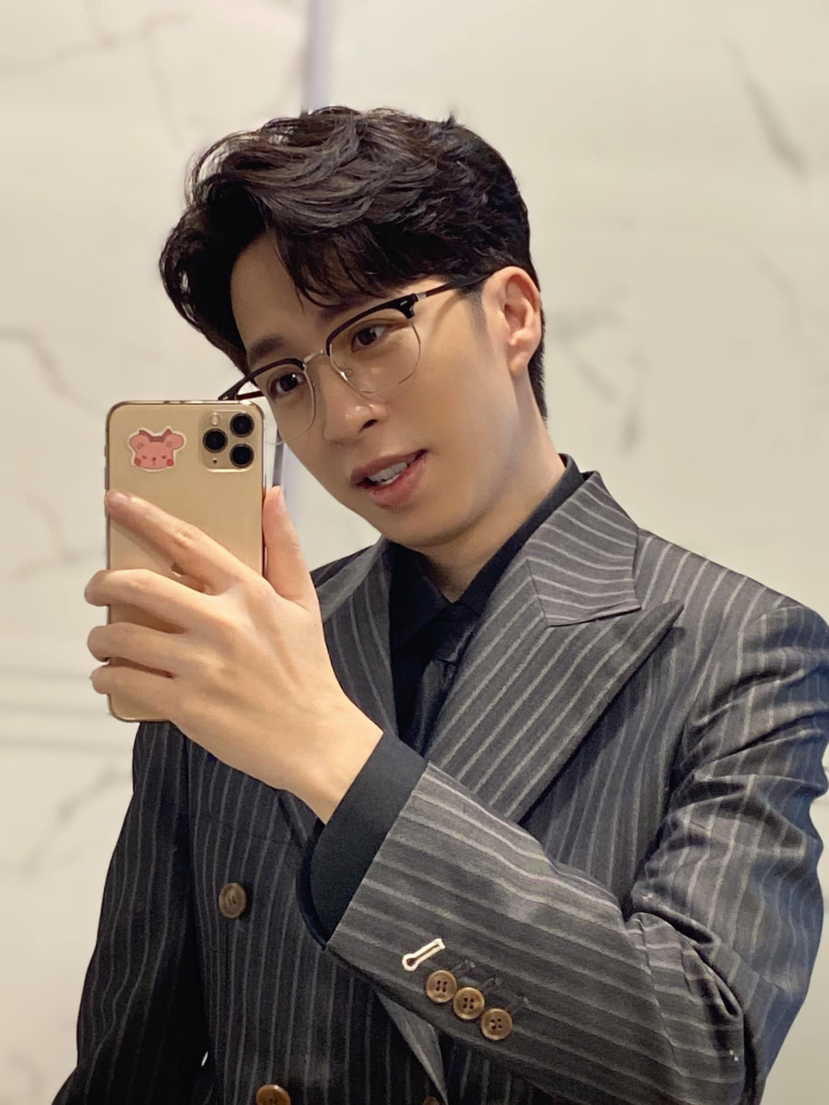 Năm 15 tuổi, ViruSs được gia đình cho đi du học. Sau khi hoàn thành khóa học tại Nhạc viện Seoul, ViruSs được chọn làm thực tập sinh của một công ty giải trí hàng đầu Hàn Quốc. Ảnh: FBNV