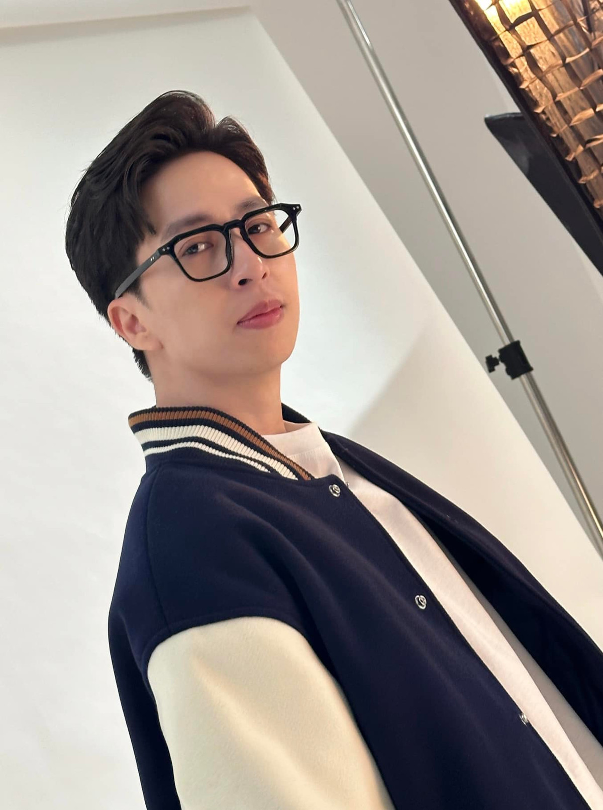 Bên cạnh đó, ViruSs còn là YouTuber sở hữu 4 kênh YouTube với nhiều nội dung sáng tạo khác nhau. Thu nhập từ các kênh YouTube của ViruSs ước tính khoảng vài trăm triệu đồng. Ảnh: FBNV