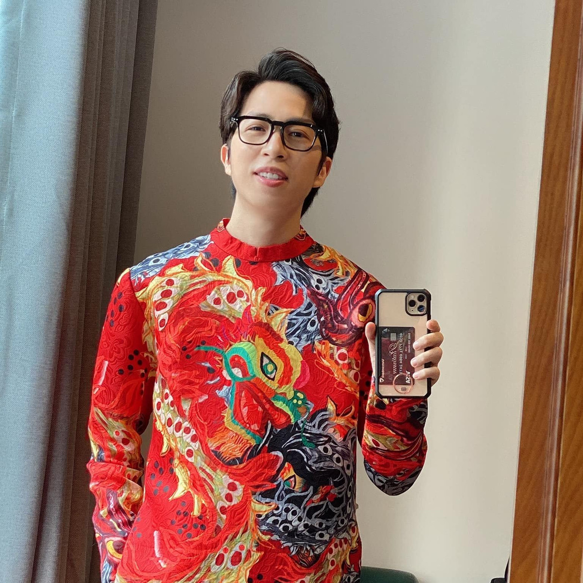 ViruSs cũng nhận được khoản tiền không nhỏ từ những tác phẩm hợp tác, hợp đồng quảng cáo, chi phí tham gia các chương trình truyền hình, phí bản quyền...Ảnh: FBNV