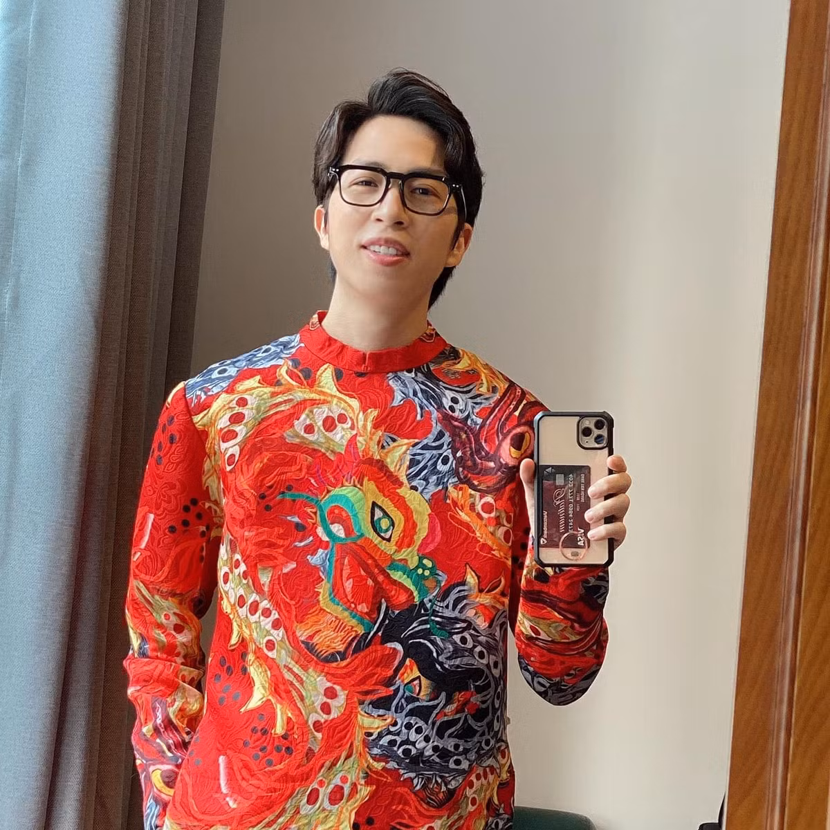 ViruSs cũng nhận được khoản tiền không nhỏ từ những tác phẩm hợp tác, hợp đồng quảng cáo, chi phí tham gia các chương trình truyền hình, phí bản quyền...Ảnh: FBNV