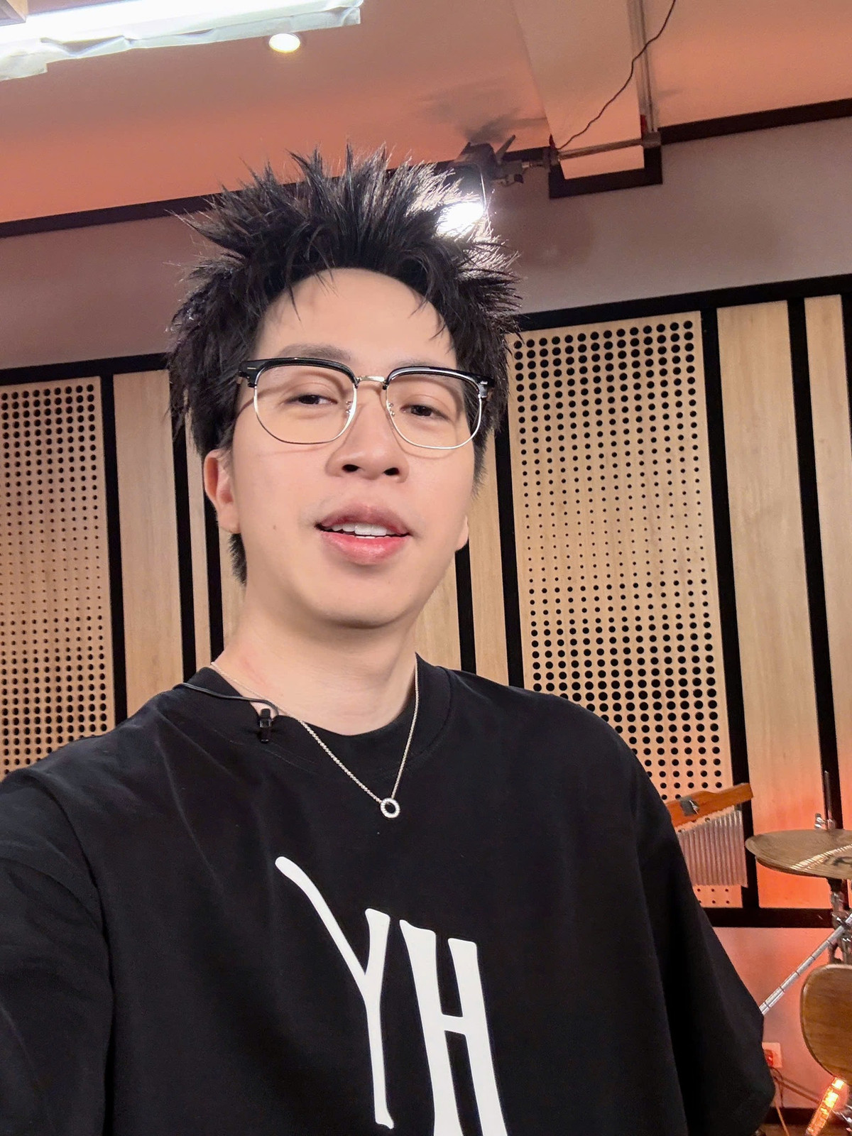 Về nước, ViruSs bắt đầu làm game thủ. Năm 2014, ViruSs ngừng thi đấu, chuyển sang làm streamer, bình luận các giải thể thao điện tử, được phong là một trong "tứ hoàng streamer" của Việt Nam. Ảnh: FBNV