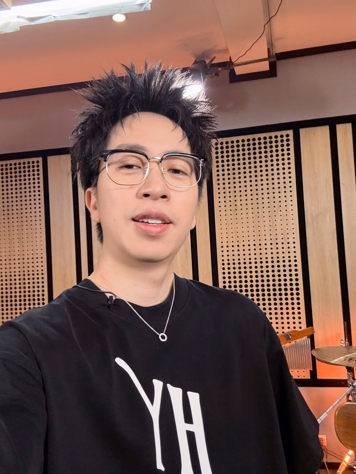 Về nước, ViruSs bắt đầu làm game thủ. Năm 2014, ViruSs ngừng thi đấu, chuyển sang làm streamer, bình luận các giải thể thao điện tử, được phong là một trong "tứ hoàng streamer" của Việt Nam. Ảnh: FBNV