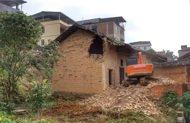 Lúc đầu, Tiểu Ngư định cải tạo lại ngôi nhà cũ bố mẹ cô từng sống, bởi khu đất khá rộng và cũng có sân vườn. Nhưng xét đến vấn đề ánh sáng và an toàn của ngôi nhà cũ, cô quyết định phá bỏ và xây mới hoàn toàn. Ảnh: Sohu