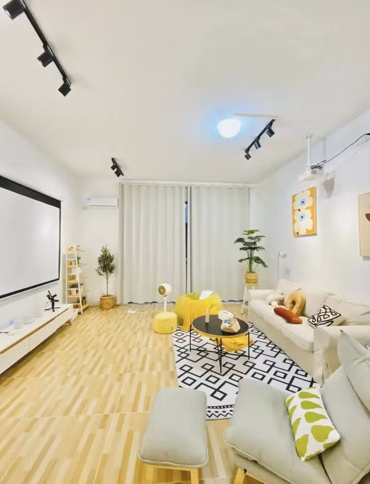 Tầng 1 được thiết kế làm khu vực sinh hoạt chung, không có phòng khách lớn kiểu truyền thống ở nông thôn. Ảnh: Sohu