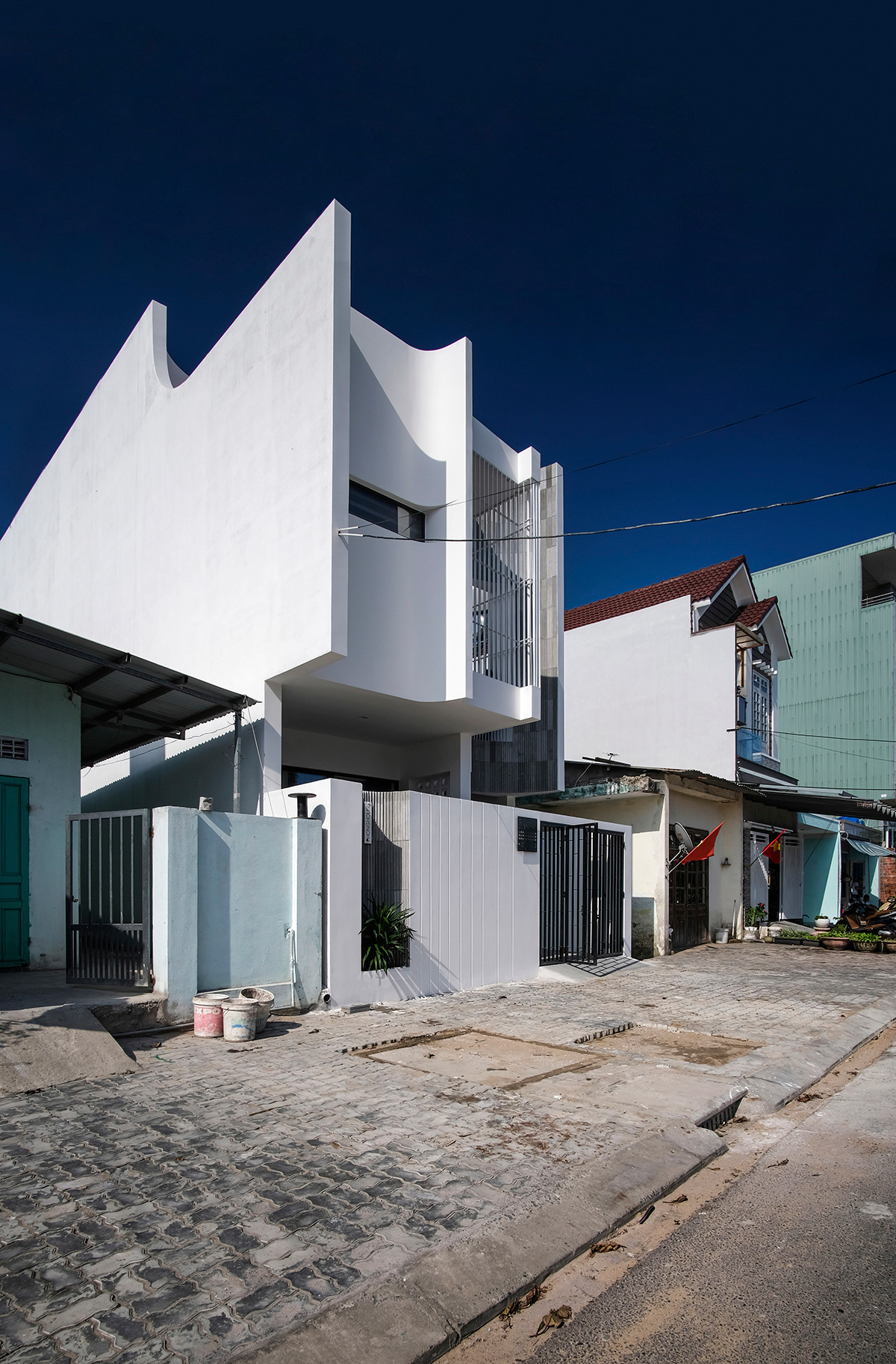  Ngôi nhà là giải pháp cho mảnh đất có mặt tiền khá lớn nhưng hẹp dần lại phía sau mà dân gian hay gọi rằng “đầu voi đuôi chuột”. Ảnh: Nguyên Đinh