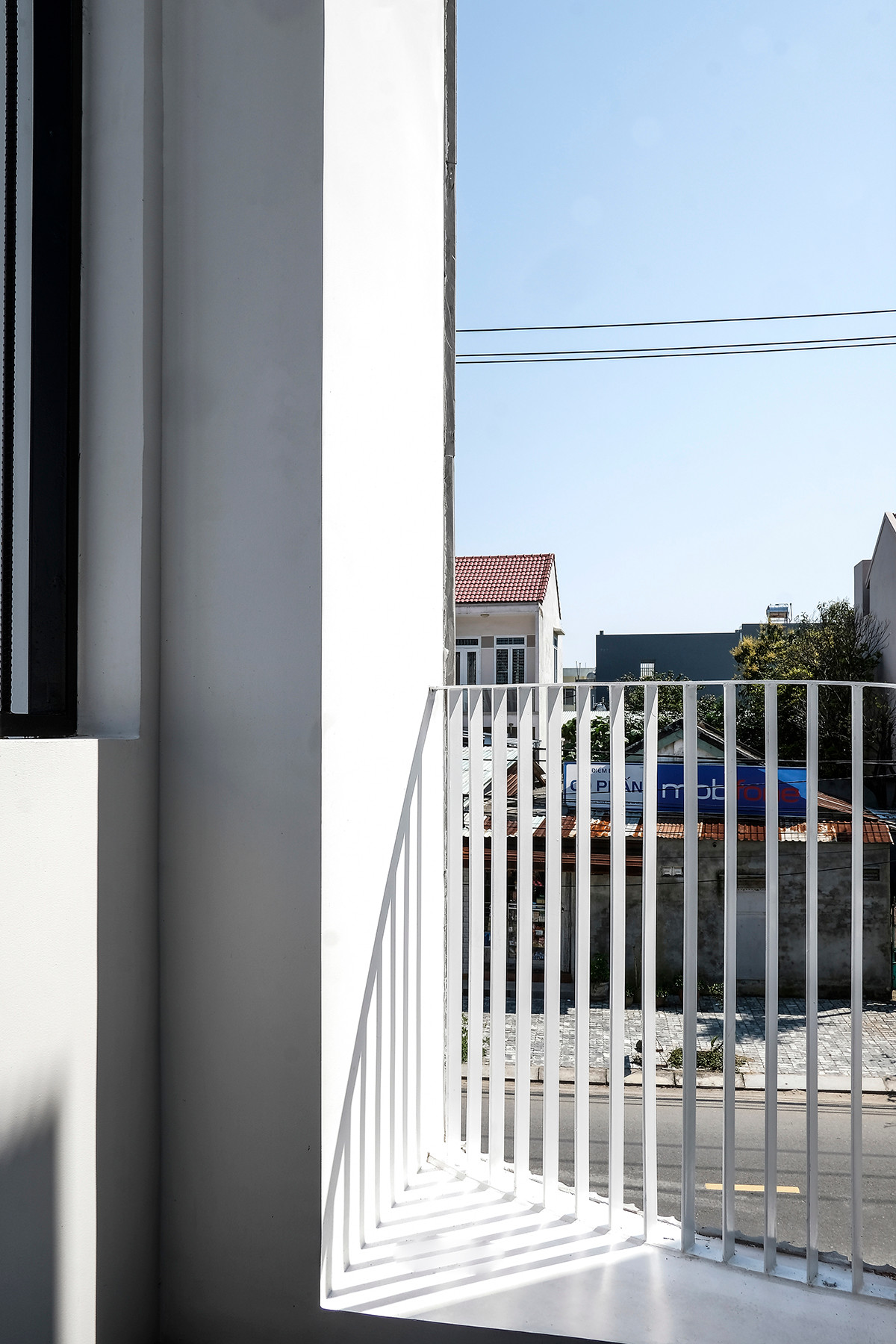 Ba mặt công trình tiếp giáp nhà lân cận và mặt tiền sát đường. Những gì kiến trúc sư cần phải làm là tạo ra sự tươi sáng, thông thoáng, tận dụng ánh sáng thiên nhiên tối đa nhất có thể từ trước ra sau. Ảnh: Nguyên Đinh