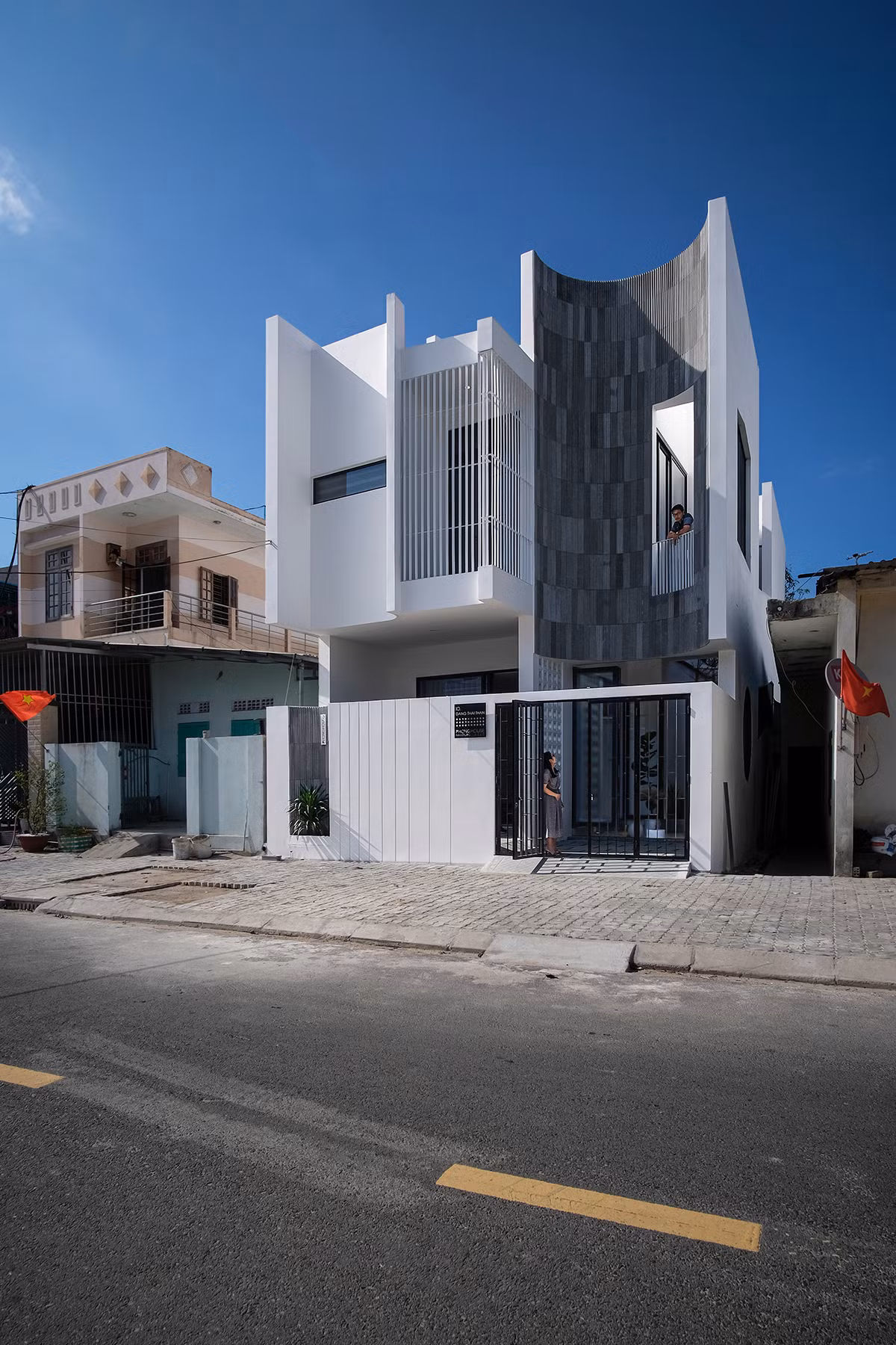 Hình bán nguyệt nhấn mạnh vào mặt đứng căn nhà, tạo hiệu ứng thị giác mạnh mẽ đối với người xem phá vỡ hoàn toàn cảm giác bóp hậu vốn có của địa thế. Ảnh: Nguyên Đinh