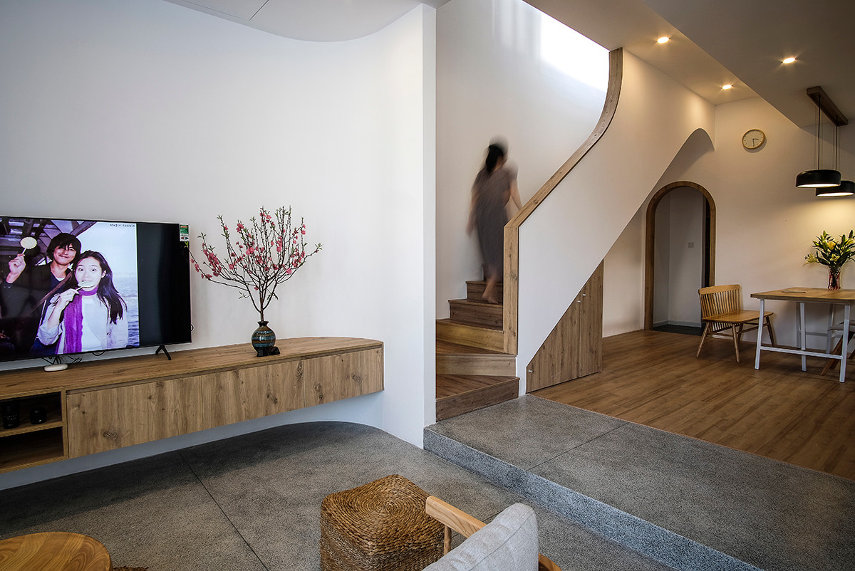 Với hơn 113m2 đất, kiến trúc sư quyết định tận dụng hầu hết không gian để xây dựng một chuỗi công năng sống tiêu chuẩn cho gia đình 3 thế hệ. Ảnh: Nguyên Đinh