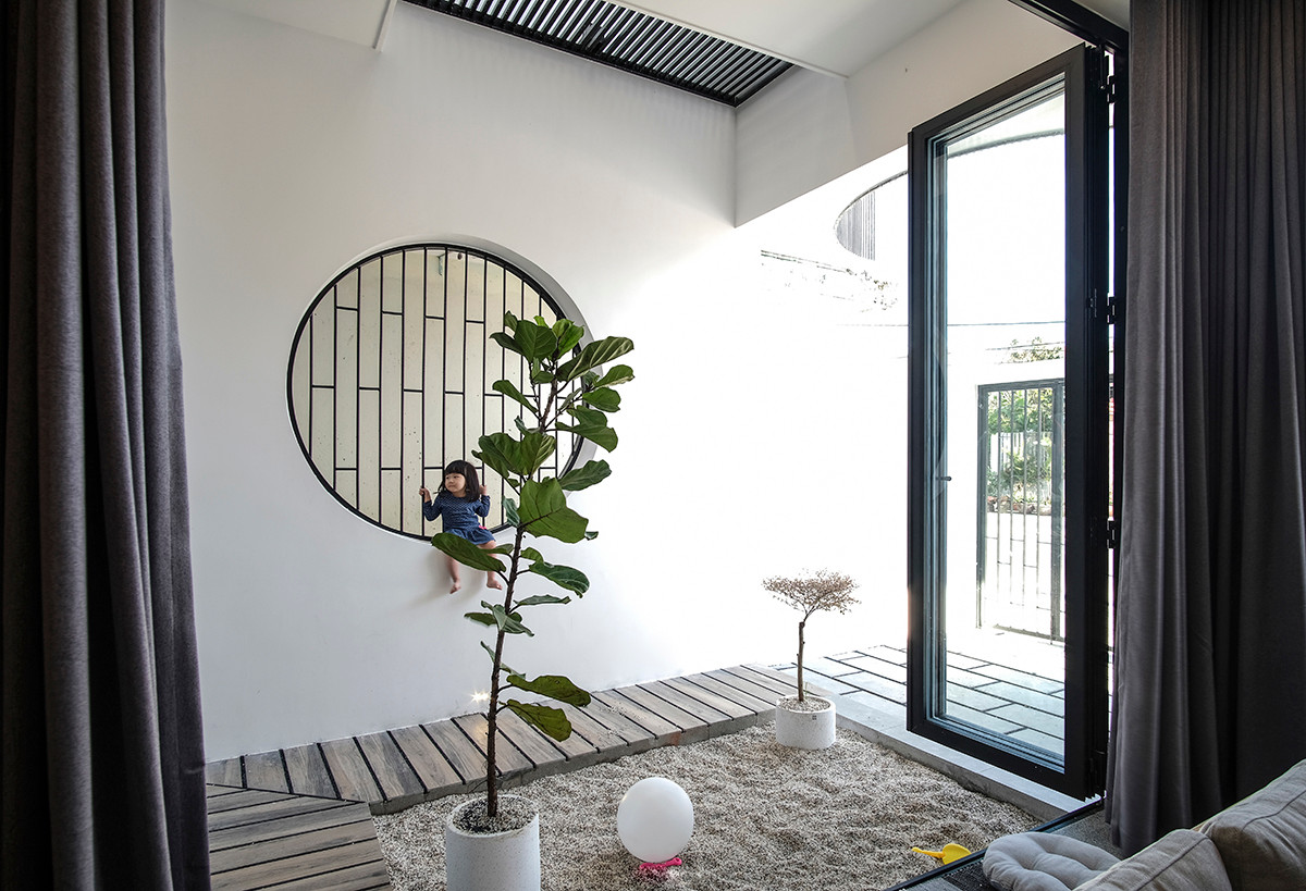 Những đường cong được nhắc lại ở phòng khách và các không gian khác trong nhà. Ảnh: Nguyên Đinh