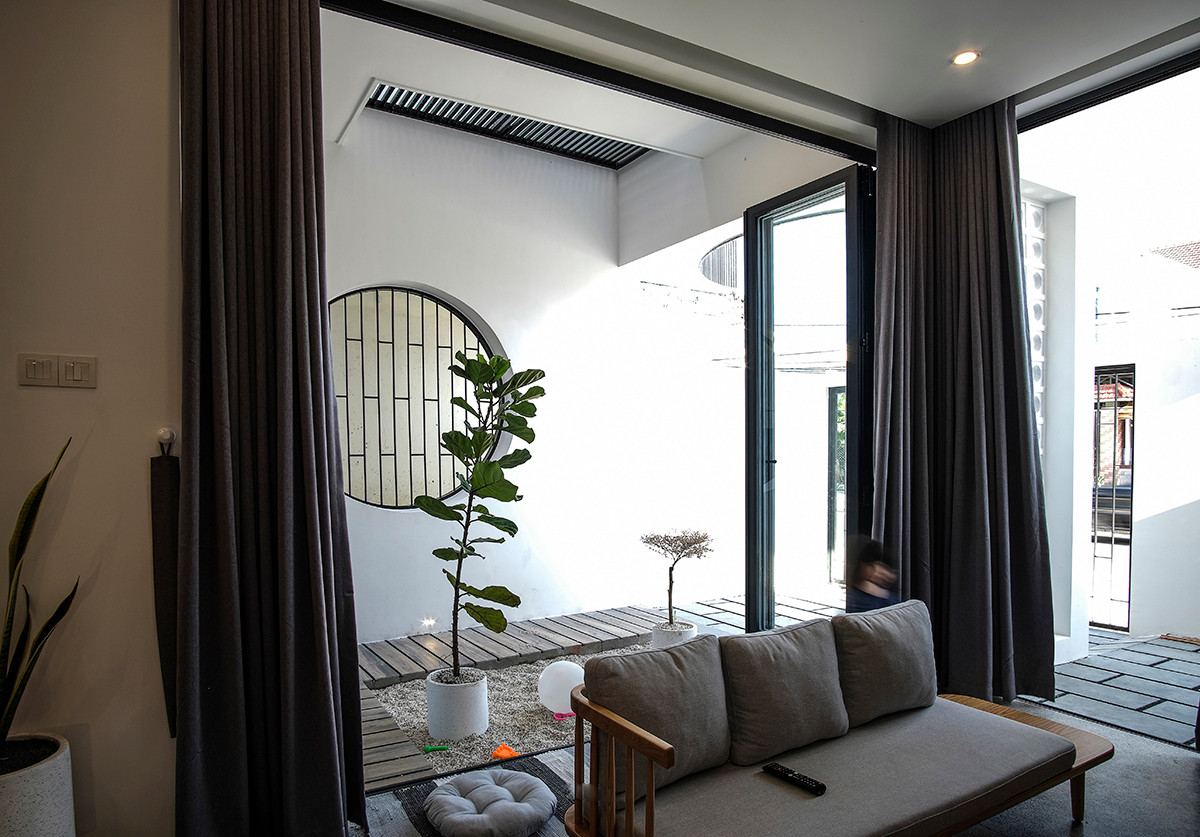 Ngôi nhà 3 tầng gồm 3 phòng ngủ, khách bếp, phòng thờ, phòng làm việc lớn cùng các công năng phụ trợ hoàn chỉnh. Ảnh: Nguyên Đinh