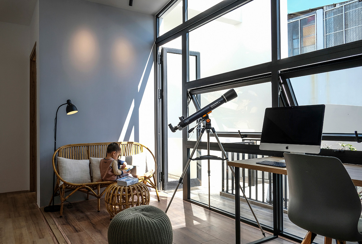 Hệ cửa kính đóng mở linh hoạt giúp điều tiết ánh sáng và thông gió theo nhu cầu trong phòng làm việc. Ảnh: Nguyên Đinh