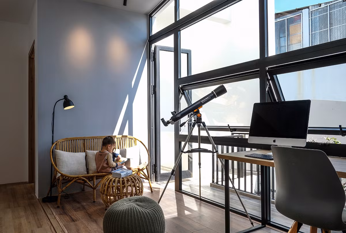 Hệ cửa kính đóng mở linh hoạt giúp điều tiết ánh sáng và thông gió theo nhu cầu trong phòng làm việc. Ảnh: Nguyên Đinh