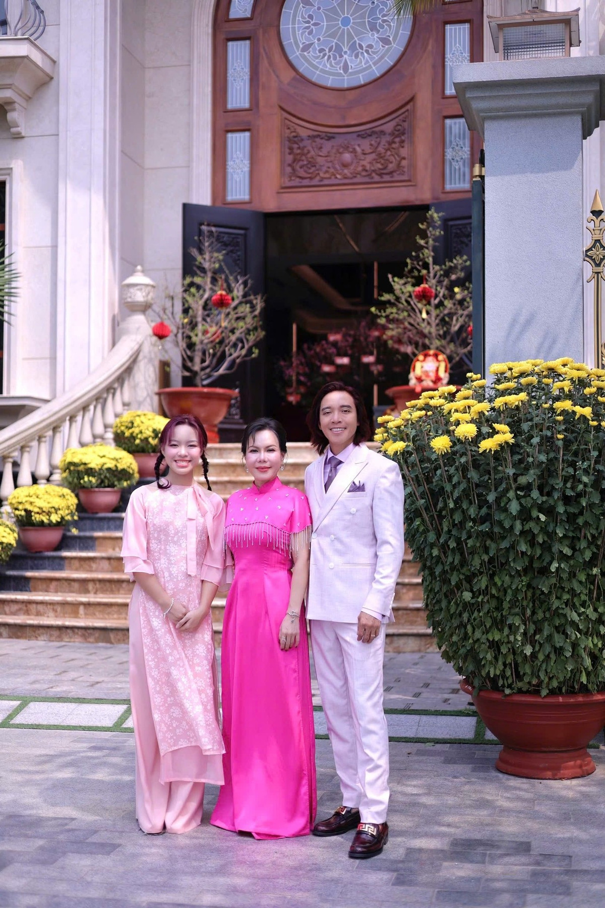 Từ 25 tháng Chạp, Việt Hương đã bắt tay bày biện, trang trí không gian sống với đủ loại hoa tươi và cây cảnh đặc trưng của hai miền Nam - Bắc. Ảnh: FB Việt Hương