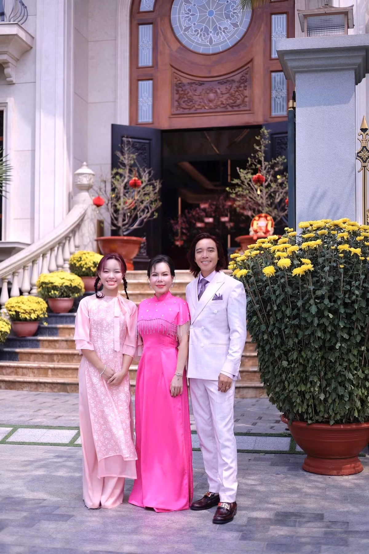 Từ 25 tháng Chạp, Việt Hương đã bắt tay bày biện, trang trí không gian sống với đủ loại hoa tươi và cây cảnh đặc trưng của hai miền Nam - Bắc. Ảnh: FB Việt Hương