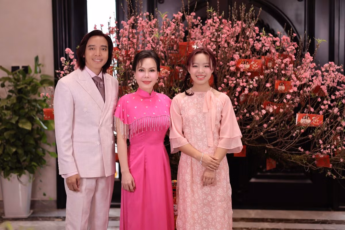 Cành đào nở hoa rực rỡ. Ảnh: FB Việt Hương