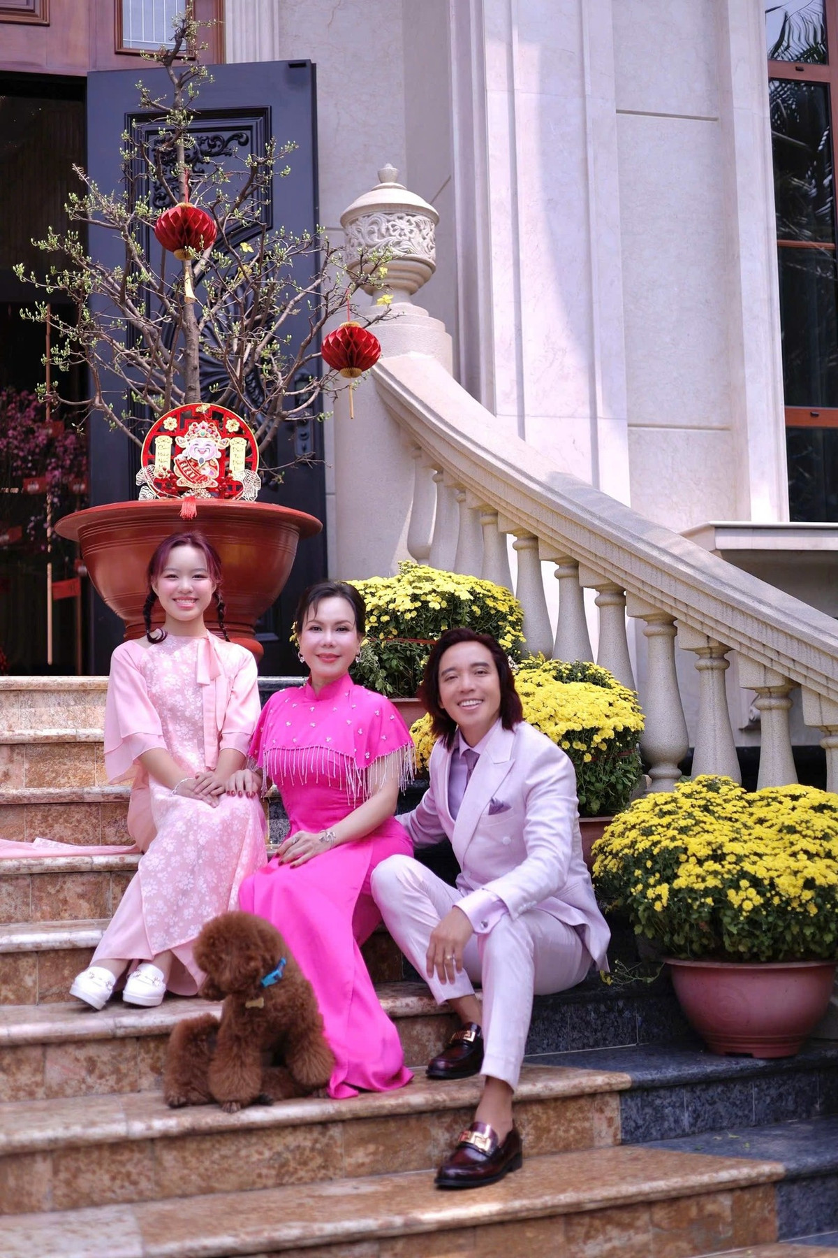 Cúc vàng rực rỡ đặt hai bên bậc thang vào nhà. Ảnh: FB Việt Hương