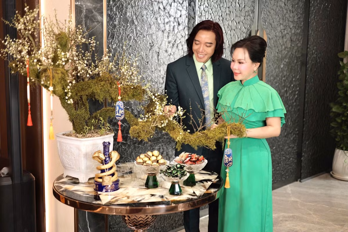 Trong nhà, nữ danh hài trưng bày một chậu nhất chi mai bọc rêu. Ảnh: FB Việt Hương