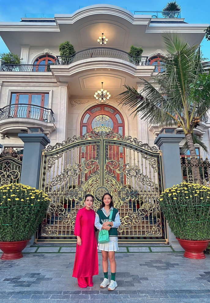 Tết Giáp Thìn năm ngoái, vợ chồng Việt Hương cũng trang hoàng căn biệt thự với nhiều hoa tươi và cây cảnh. Ảnh: FB Việt Hương