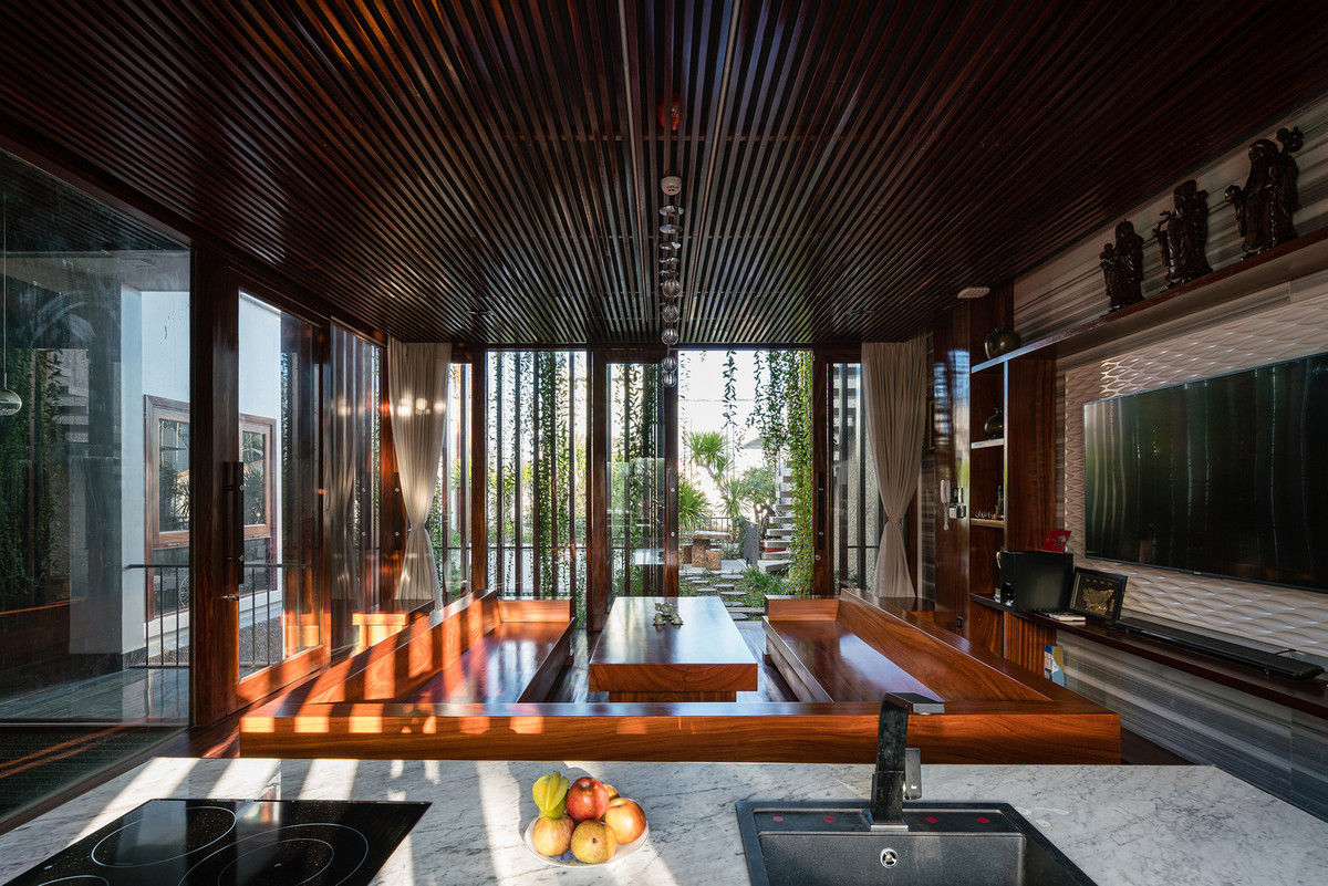 Thay vì có một khoảng sân rộng như những ngôi nhà trong làng, kiến trúc sư tạo ra nhiều khoảng sân ở các độ cao khác nhau, phù hợp với cơ cấu xây dựng theo chiều cao. Ảnh: Quang Trần