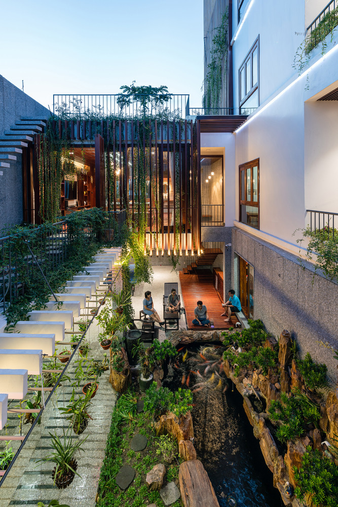 Ở mặt tiền, cây xanh và hệ lam gỗ có tác dụng giảm bức xạ nhiệt, đồng thời mang lại bóng mát. Ảnh: Quang Trần