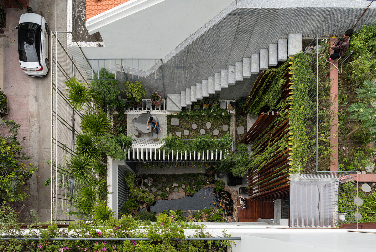 Tầng lửng tạo ra một khoảng sân phía ngoài để kết nối với sân giữa. Ảnh: Quang Trần