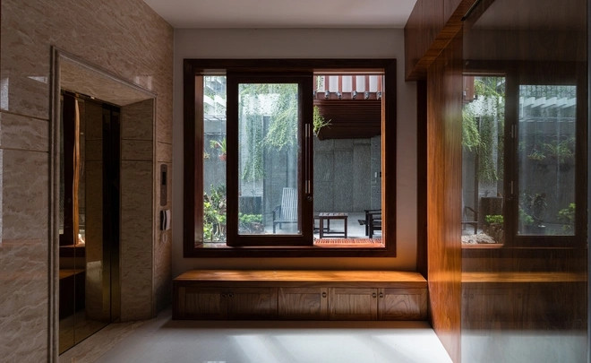 Cánh cửa như khung tranh là nơi kết nối giữa hai không gian. Ảnh: Quang Trần