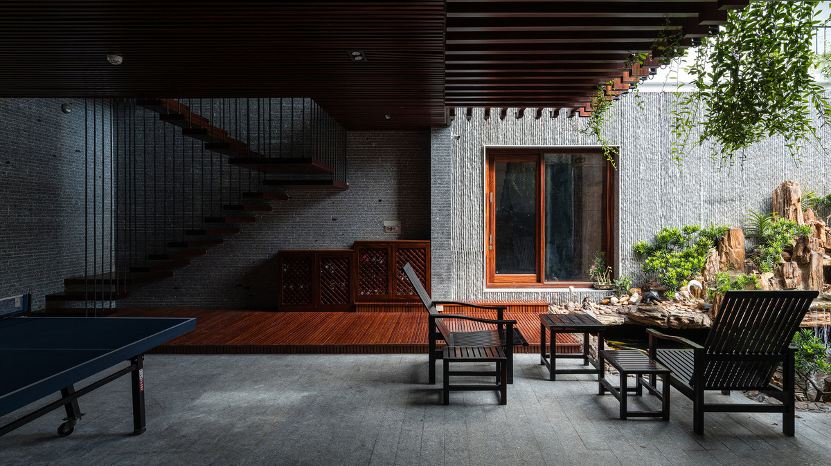 Bên trong, màu nâu chủ đạo của gỗ kết hợp với màu trắng xám của tường, sàn... tạo nên sự hài hoà. Ảnh: Quang Trần