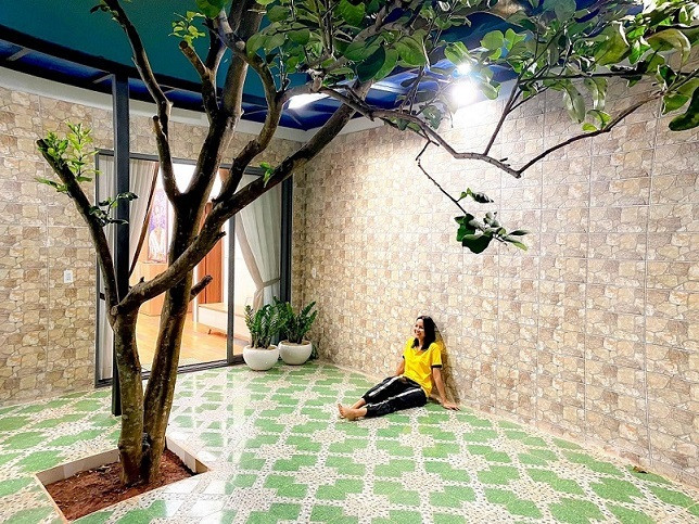 Chân dài còn thiết kế một góc không gian mở bên ngoài để gia đình có thể tụ họp, vui chơi và hóng mát. Ảnh: FBNV