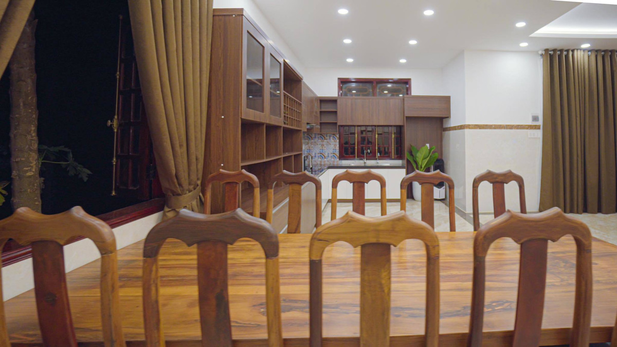 Nàng hậu chọn một chiếc bàn gỗ to làm nơi gia đình ăn uống. Ảnh: Vietnamnet