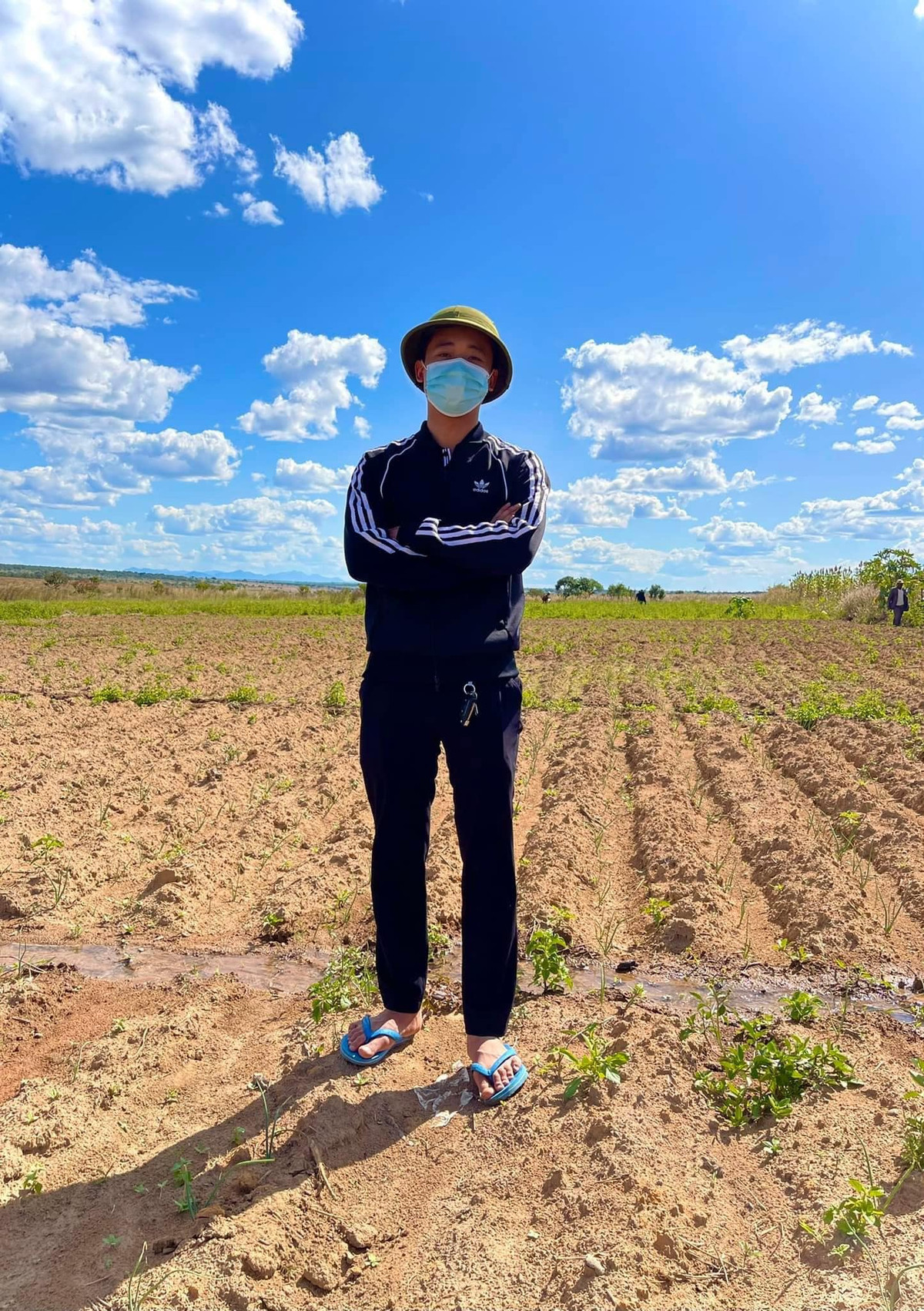 Cách đây vài năm, Quang Linh Vlogs đầu tư 4,3 tỷ đồng để mua 14.000 ha đất, giống cây, thuê nhân công,... làm trang trại chăn nuôi và trồng trọt tại châu Phi. Ảnh: FB Quang Linh Vlogs