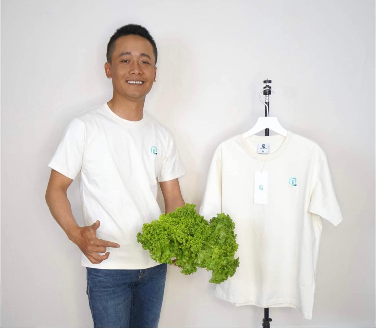 Bên cạnh đó, Quang Linh Vlogs còn sáng lập một thương hiệu thời trang. Ảnh: FB Quang Linh Vlogs