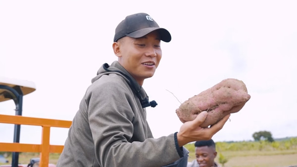 Đầu năm 2020, Quang Linh từng hiếm hoi công khai số tiền nhận được từ YouTube trong một đoạn video trên YouTube. Trung bình mỗi tháng Quang Linh Vlogs chỉ nhận được khoảng 15-30 triệu đồng, tuy nhiên, mức 30 triệu không đều đặn. Ảnh: FB Quang Linh Vlogs