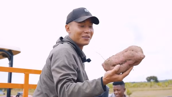 Đầu năm 2020, Quang Linh từng hiếm hoi công khai số tiền nhận được từ YouTube trong một đoạn video trên YouTube. Trung bình mỗi tháng Quang Linh Vlogs chỉ nhận được khoảng 15-30 triệu đồng, tuy nhiên, mức 30 triệu không đều đặn. Ảnh: FB Quang Linh Vlogs