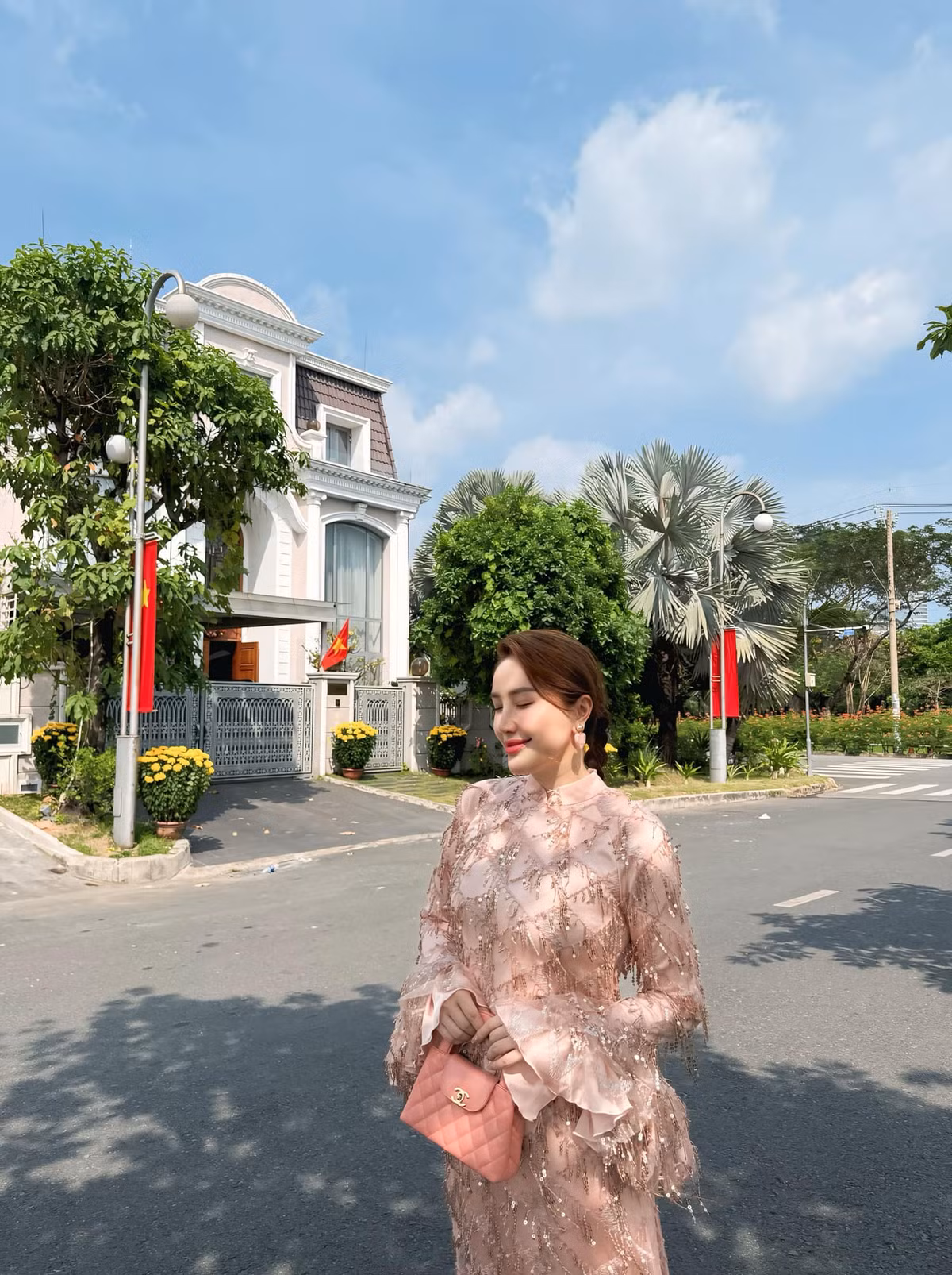 Dịp Tết Ất Tỵ vừa qua, Bảo Thy chia sẻ một số ảnh chụp cùng gia đình trong căn biệt thự. Ảnh: FB Bảo Thy