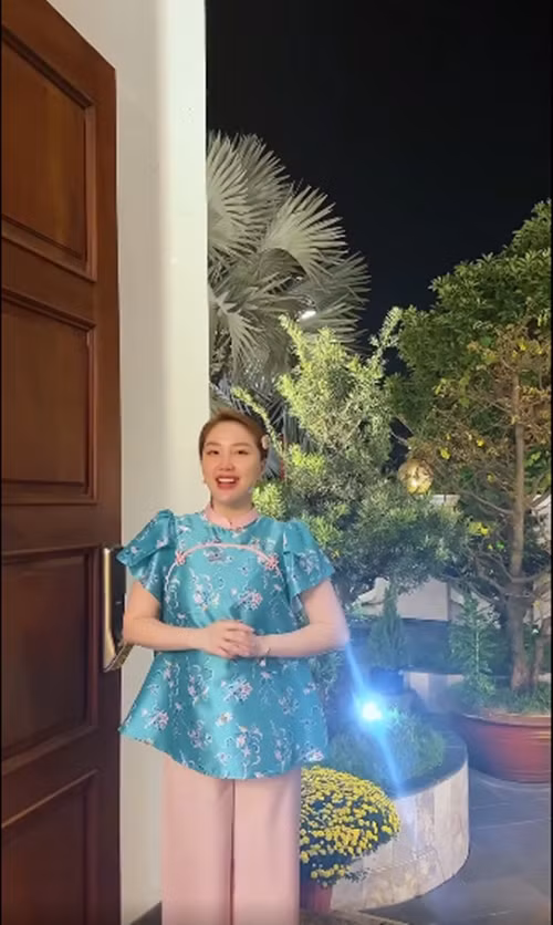 Ngày Tết, nữ ca sĩ đặt chậu cúc vàng rực ngay trước cửa nhà. Ảnh: FB Bảo Thy