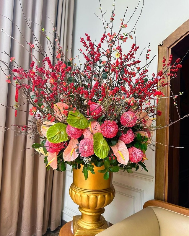 Bình hoa phối từ đào đông, đào cam Chaenomeles Hà Lan và hoa hồng môn làm căn phòng bừng sáng. Ảnh: FB Bảo Thy