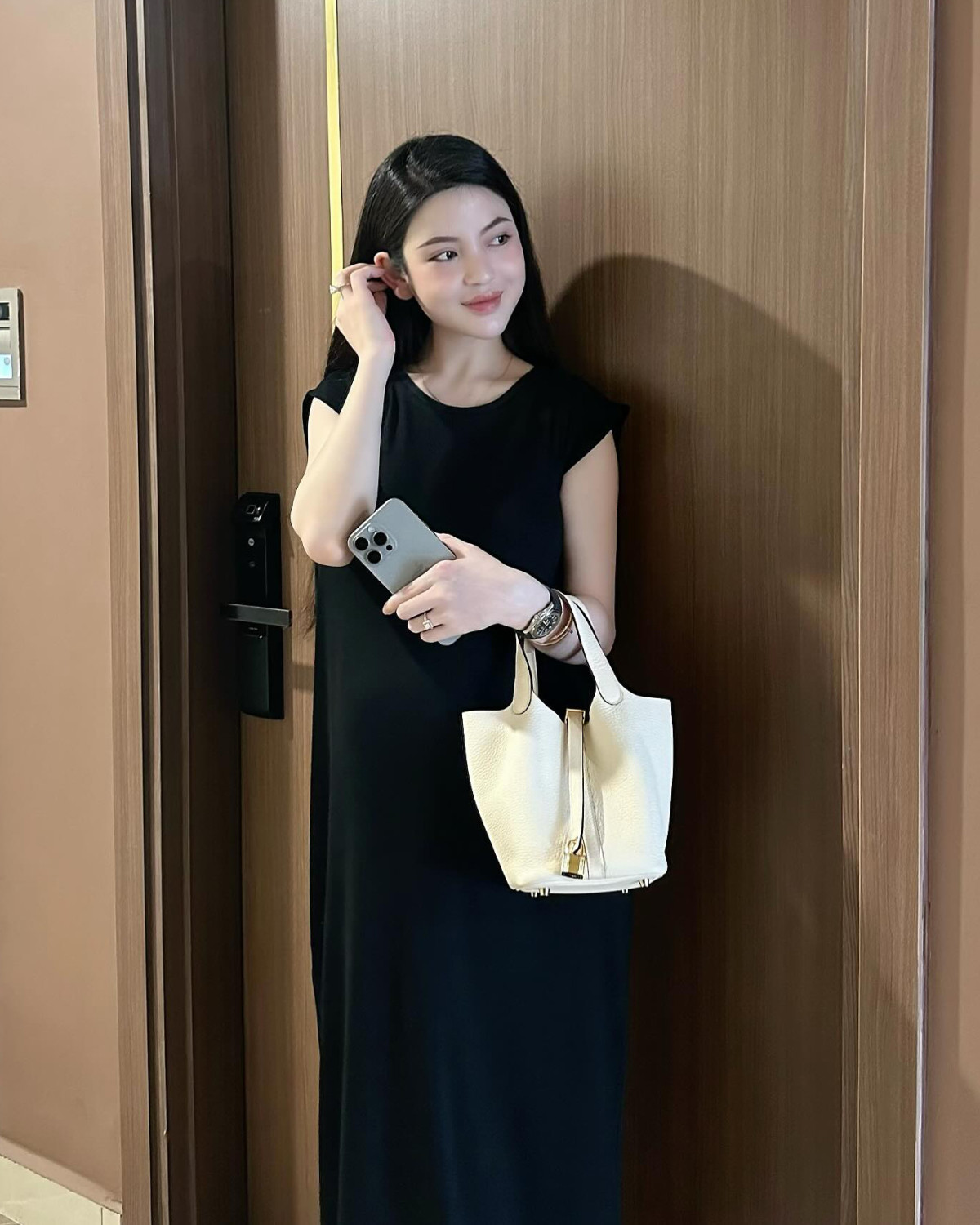 Thành công trong lĩnh vực kinh doanh riêng, Chu Thanh Huyền cũng là một "tín đồ" hàng hiệu với xe Mercedes, túi Hermes, Louis Vuitton, đồng hồ Patek Philippe,.... Ảnh: FBNV